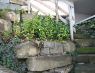 I sassi posati a secco fanno da muro di contenimento e da scala