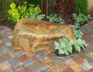 Creazione giardini: pavimentazione e sasso a secco, bordura con hosta, choisya e acero