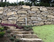 Muro di sostegno e contenimento e scala costruiti a secco con sassi di Credaro