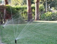L'impianto d'irrigazione in giardino aiuta a mantenere verde il tappeto erboso