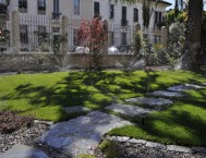 Irrigazione automatica in funzione in un giardino di Milano