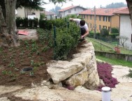 La scala in sassi porta all'orto, sopra al muro di contenimento in Credaro una siepe di bosso